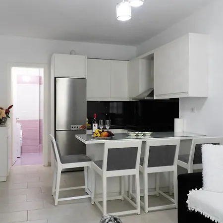 Cheerful Home! Apartman Saranda